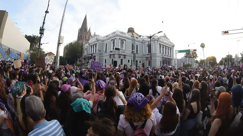 Marcha 8M afuera de edificio de la UdeG 3